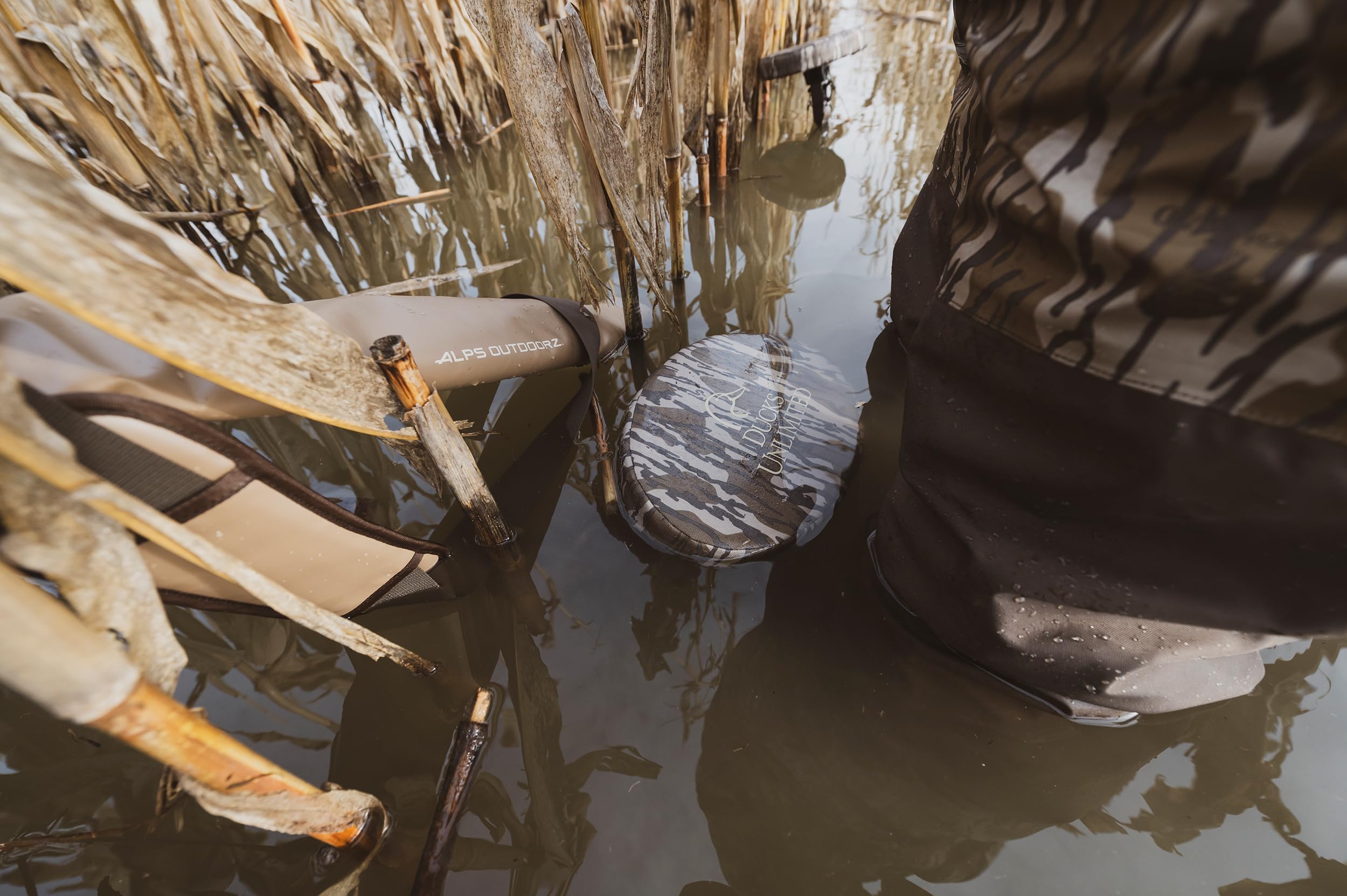 Ducks seat: portable marsh hunting chair