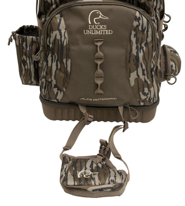 Airflow back panel supporting cooler comfort during long hunts.