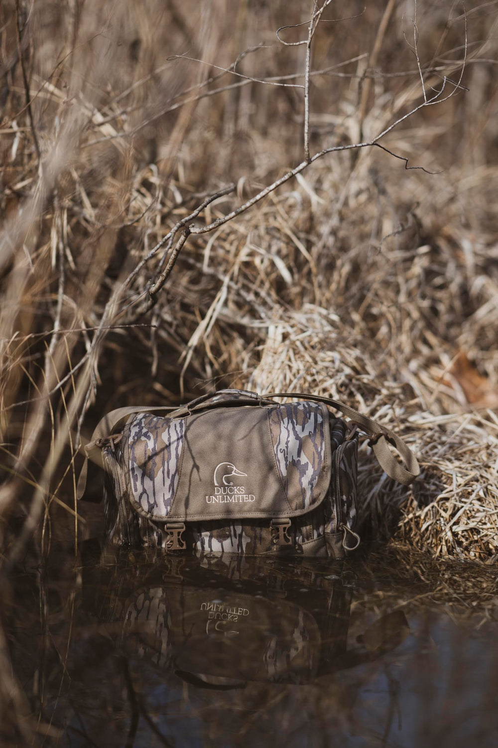 Carry handle on ALPS OutdoorZ Ducks Unlimited Floating Blind Bag for easy transport.