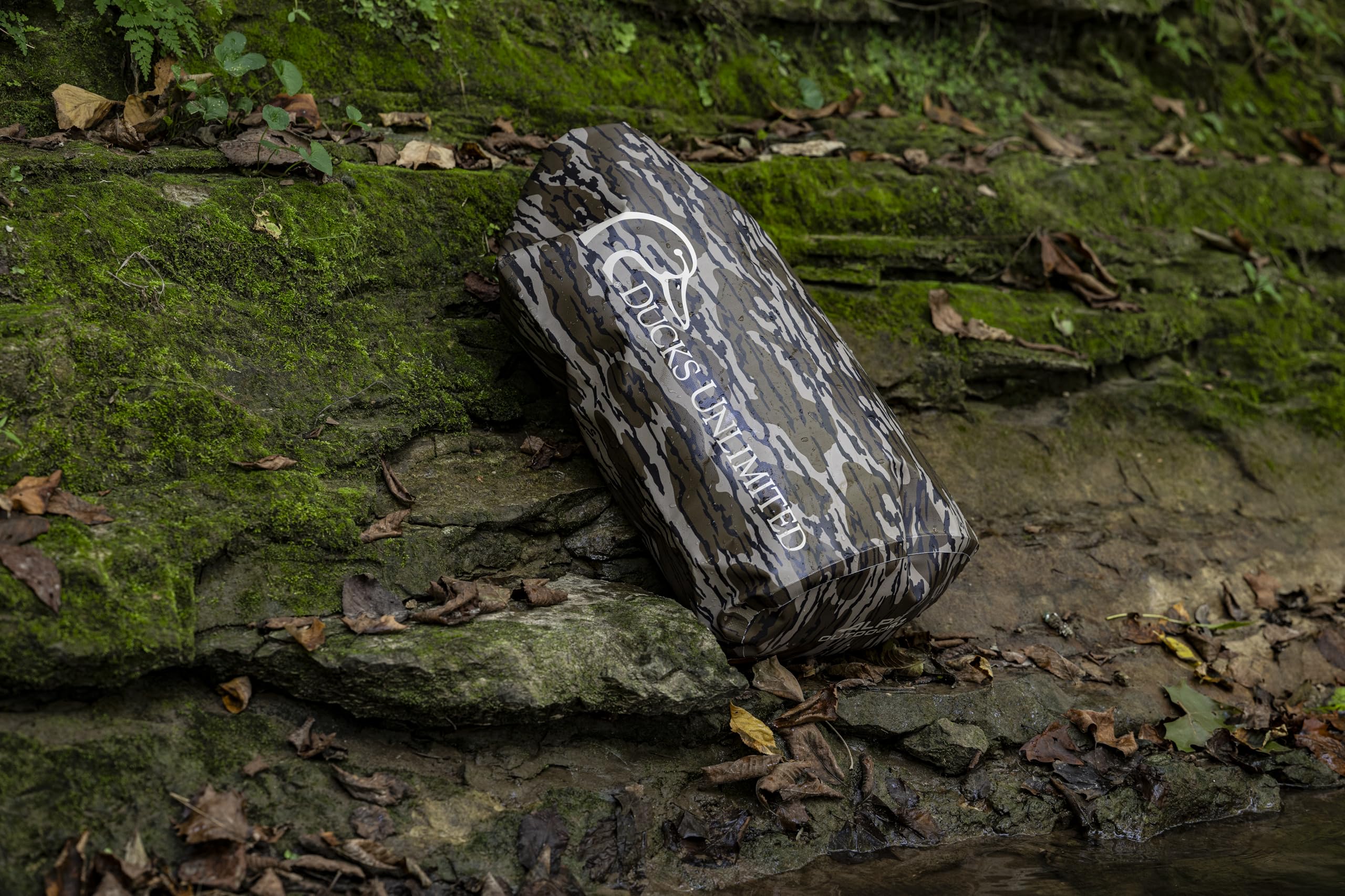 70L capacity supports multi-day clothing and essentials in a single bag.