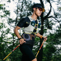 AONIJIE hydration pack back strap demonstrates secure, comfortable wear