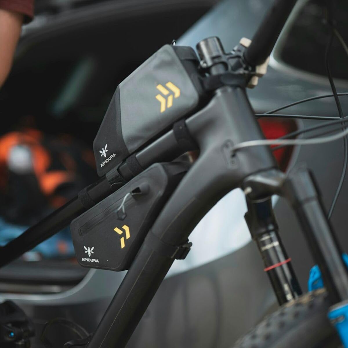 Apidura Top Tube Pack battery lead port enables on-the-go charging.