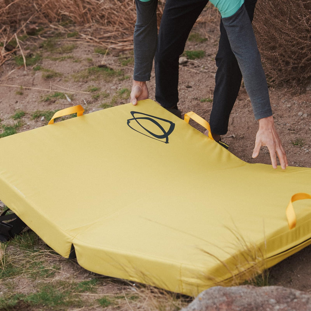 Asana Focus Crash Pad deluxe suspension system enhances carrying comfort.