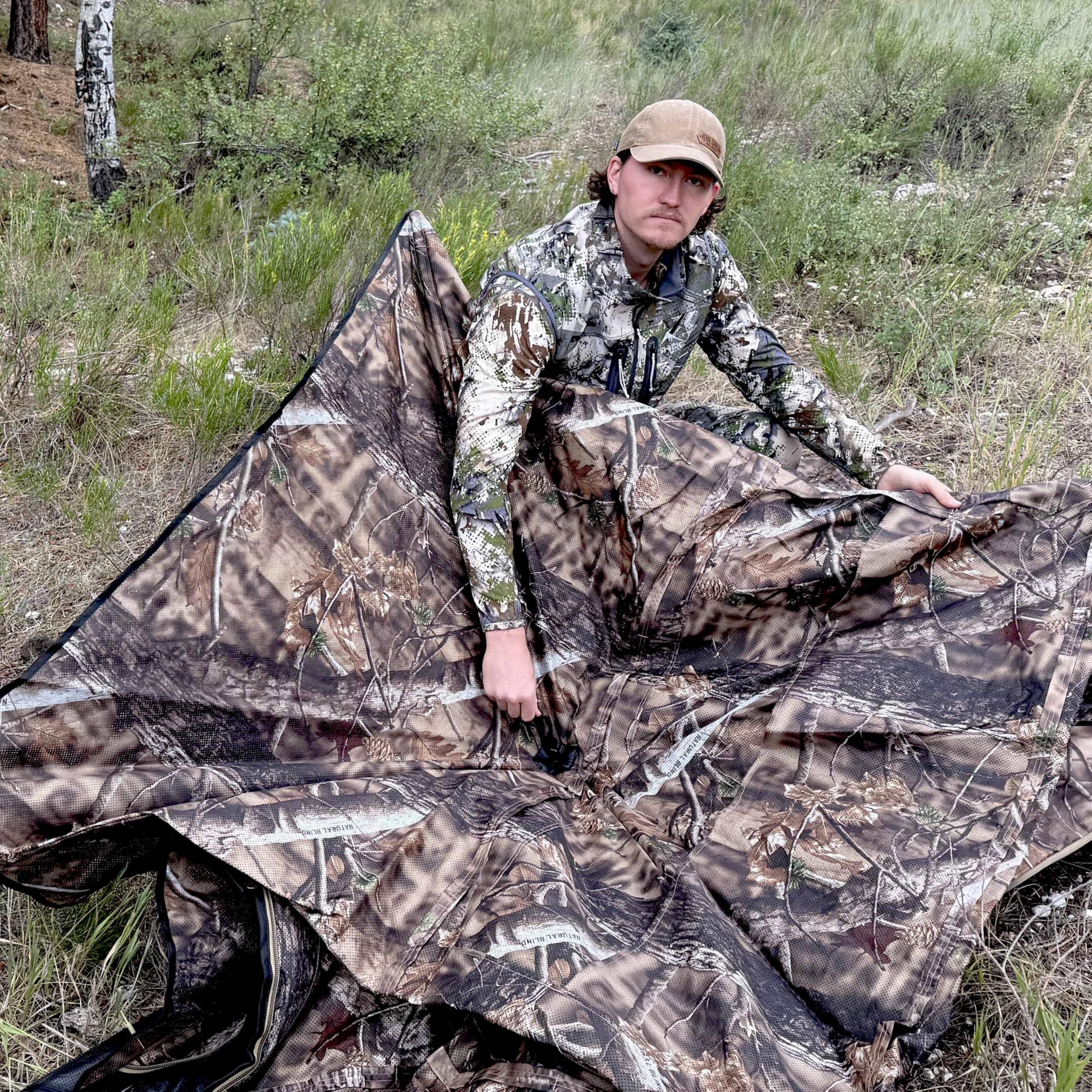 AUSCAMOTEK ground blind carrying bag with shoulder straps simplifies carrying.
