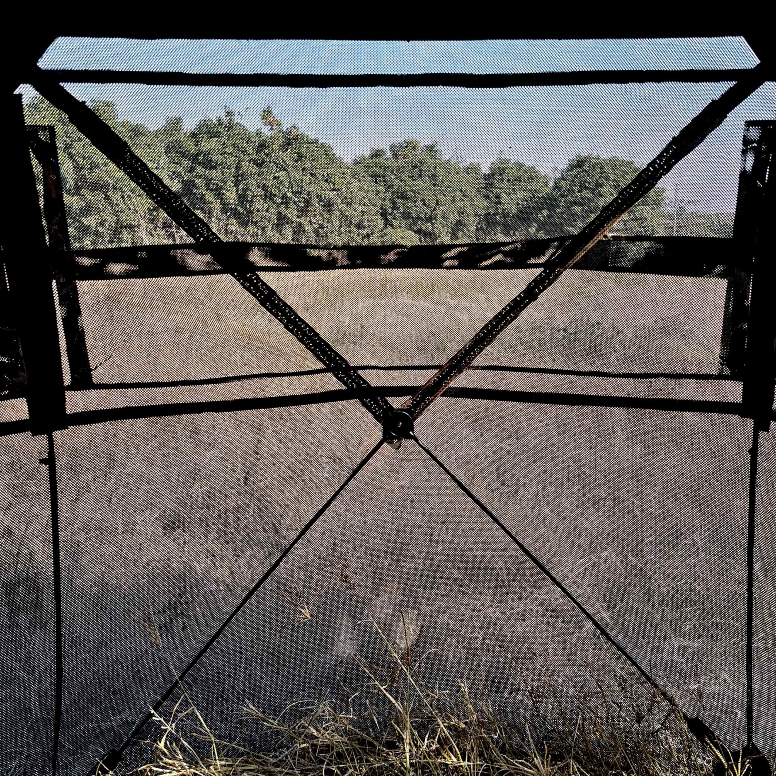 AUSCAMOTEK ground blind silent zippers and windows reduce noise for stealth.