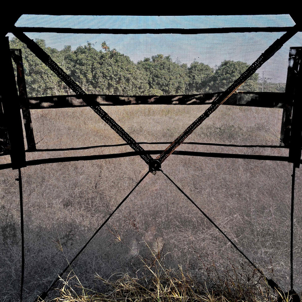 AUSCAMOTEK ground blind silent zippers and windows reduce noise for stealth.