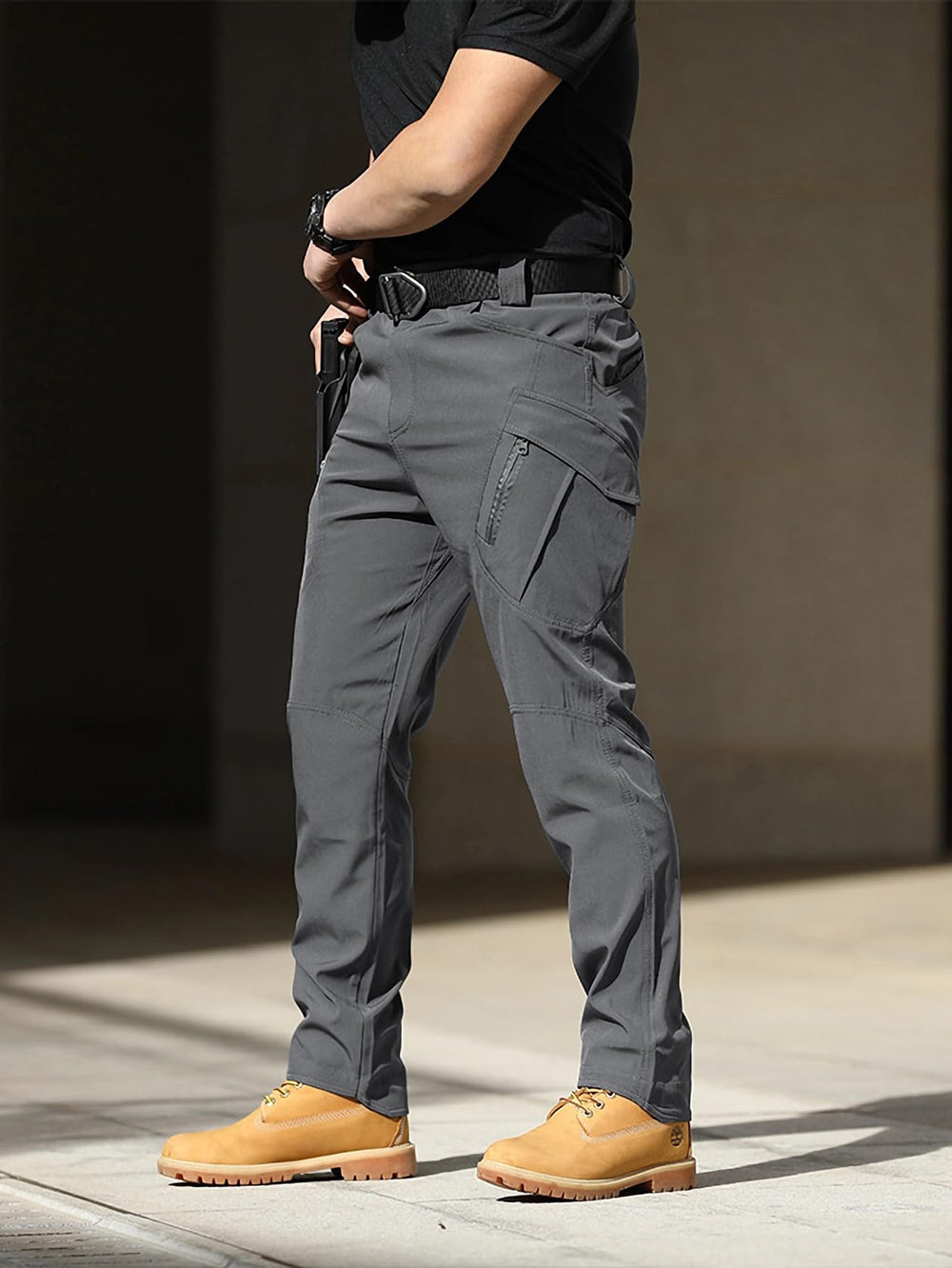 AUTIWITUA water-repellent fabric pants protect against stains and light showers.