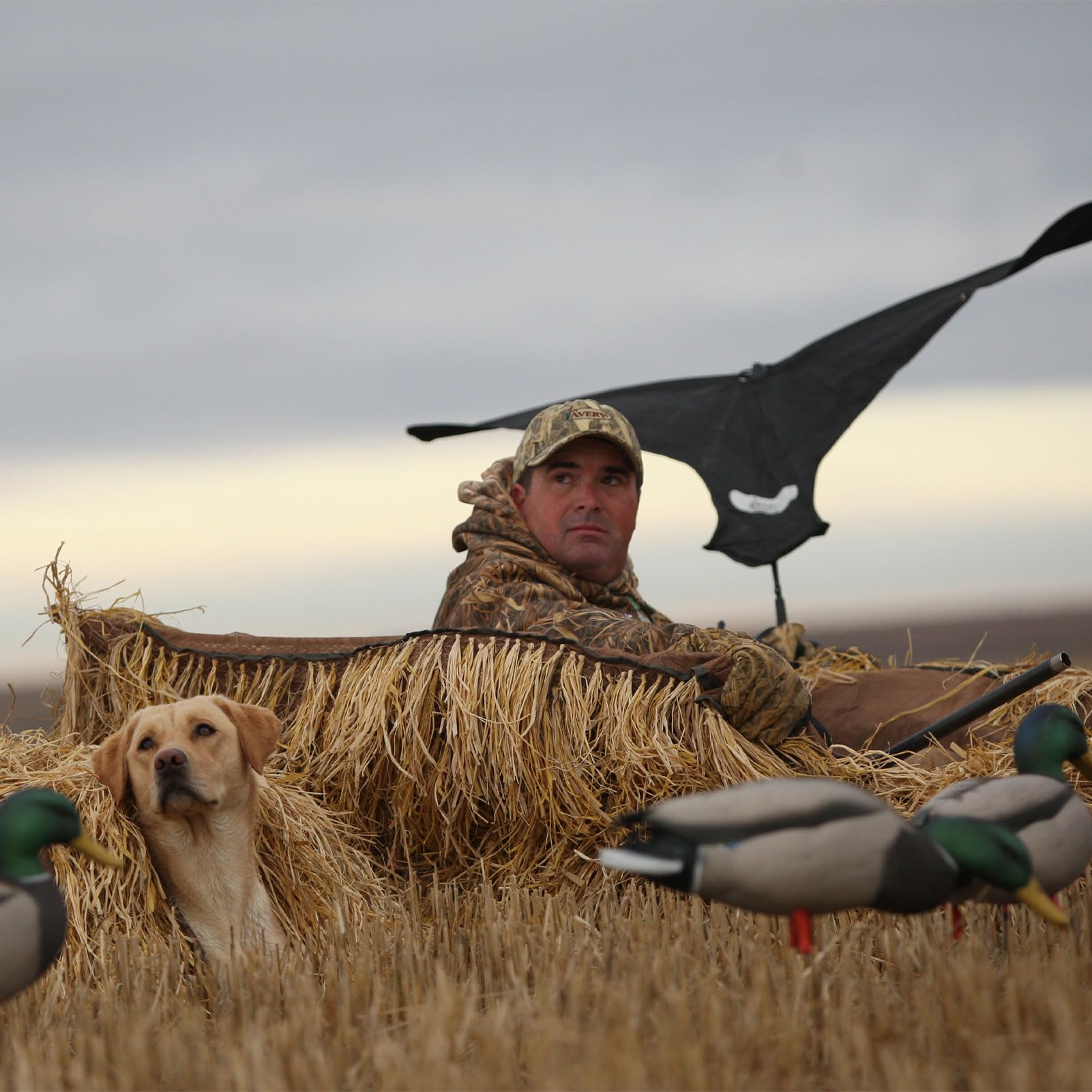 Avery Power Flag wing shafts and joints ensure smooth fluttering motion in the field.