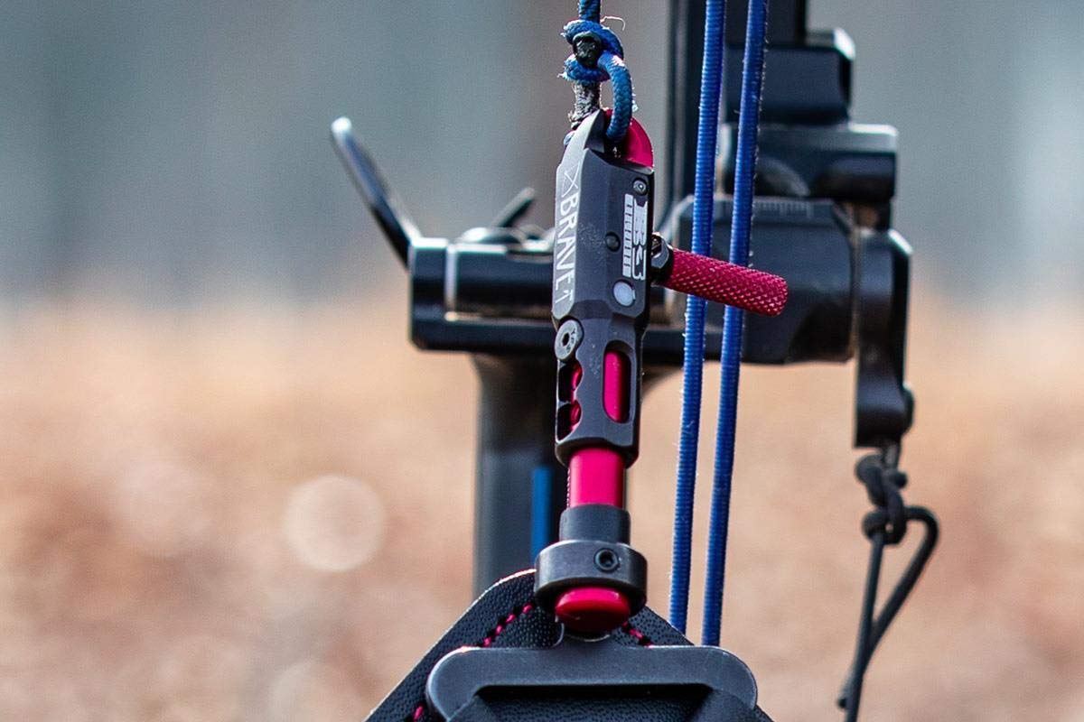 B3 Archery Brave locking swivel ensures stable positioning during draw.