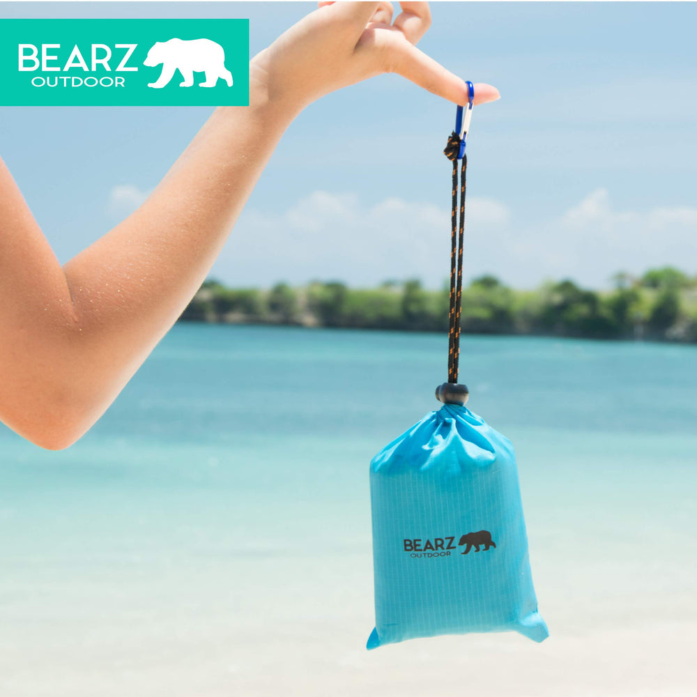 BEARZ Outdoor pocket blanket with corner pockets for sand or weight anchors