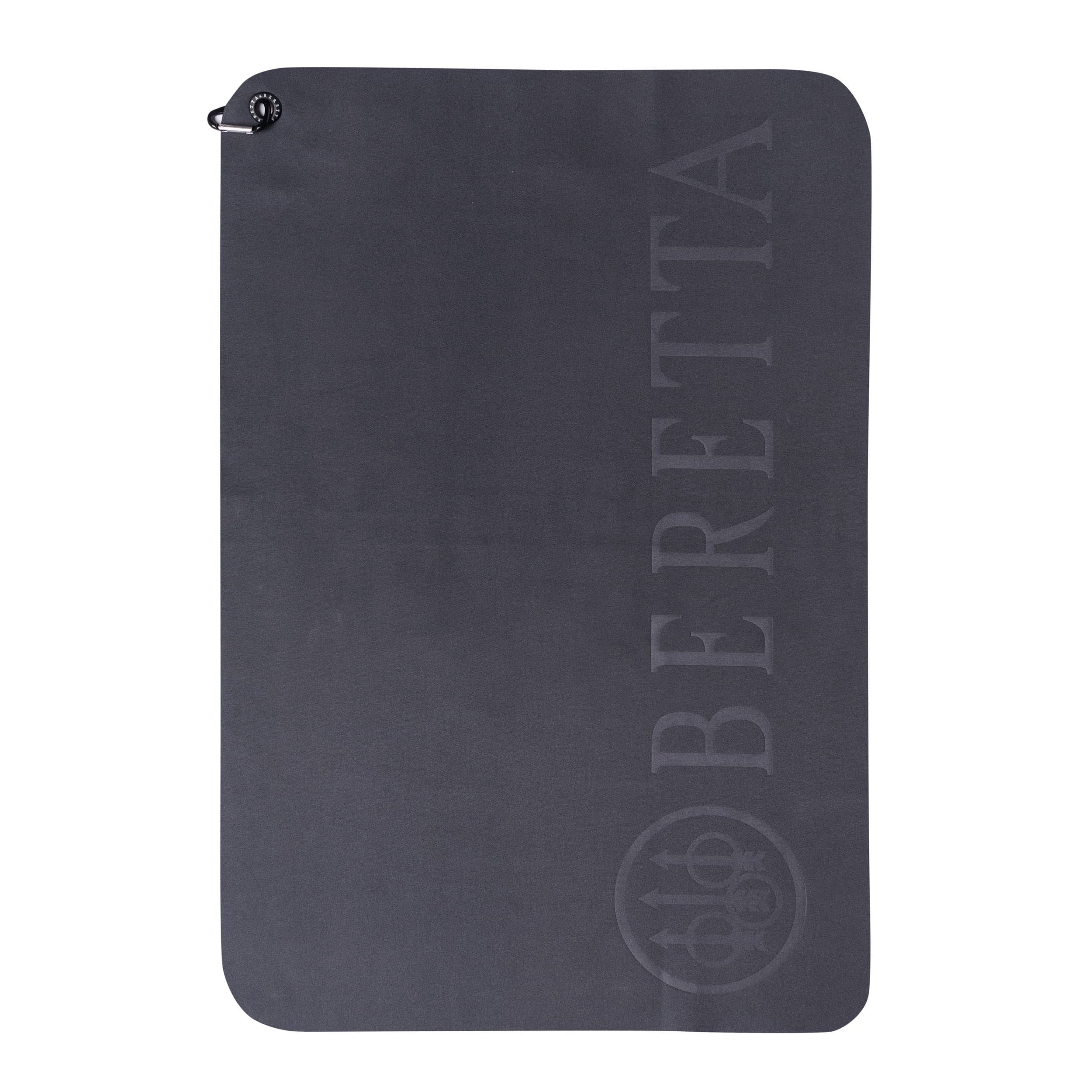 Beretta hunting towel with carabiner clip showing quick-dry, portable cleaning on the go