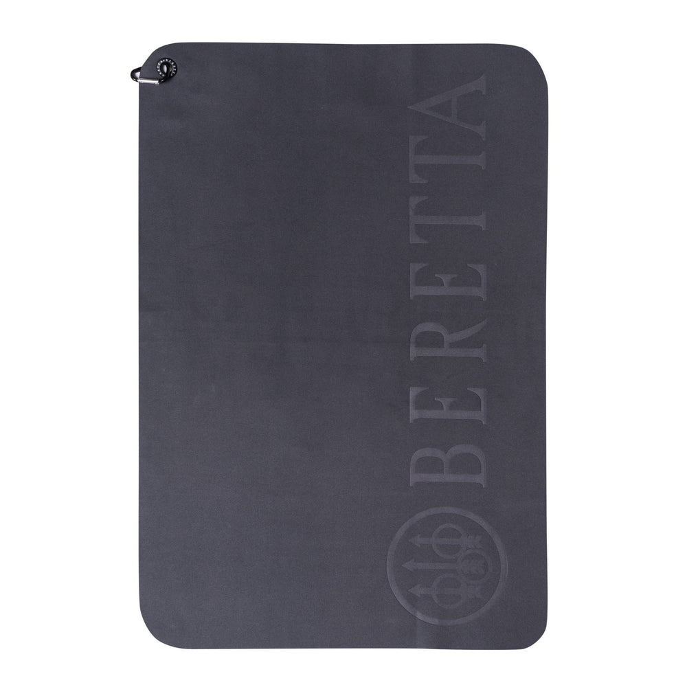 Beretta hunting towel with carabiner clip showing quick-dry, portable cleaning on the go