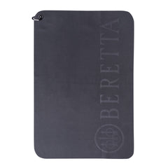 Beretta hunting towel with carabiner clip showing quick-dry, portable cleaning on the go