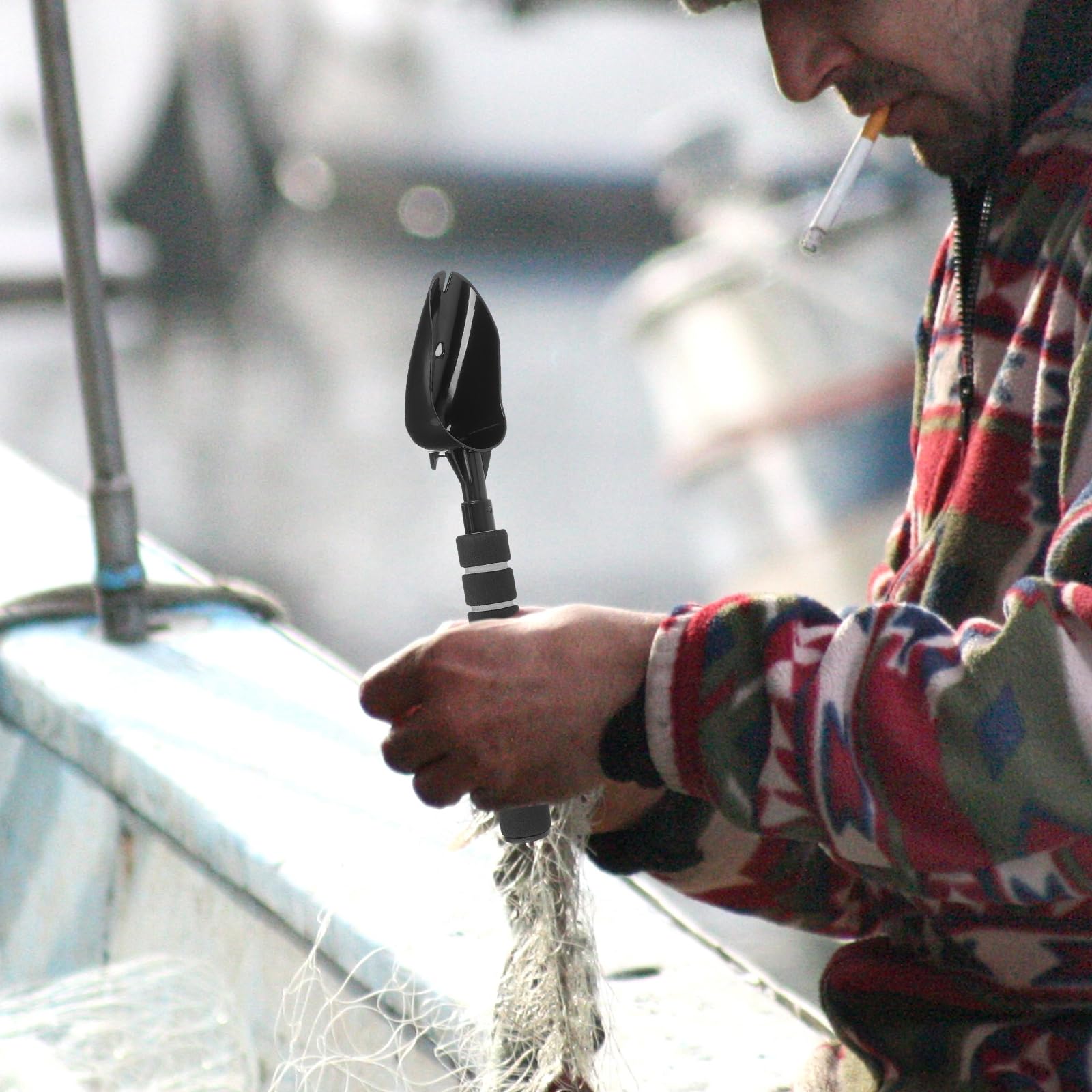 Besportble bait thrower device for controlled bait tossing