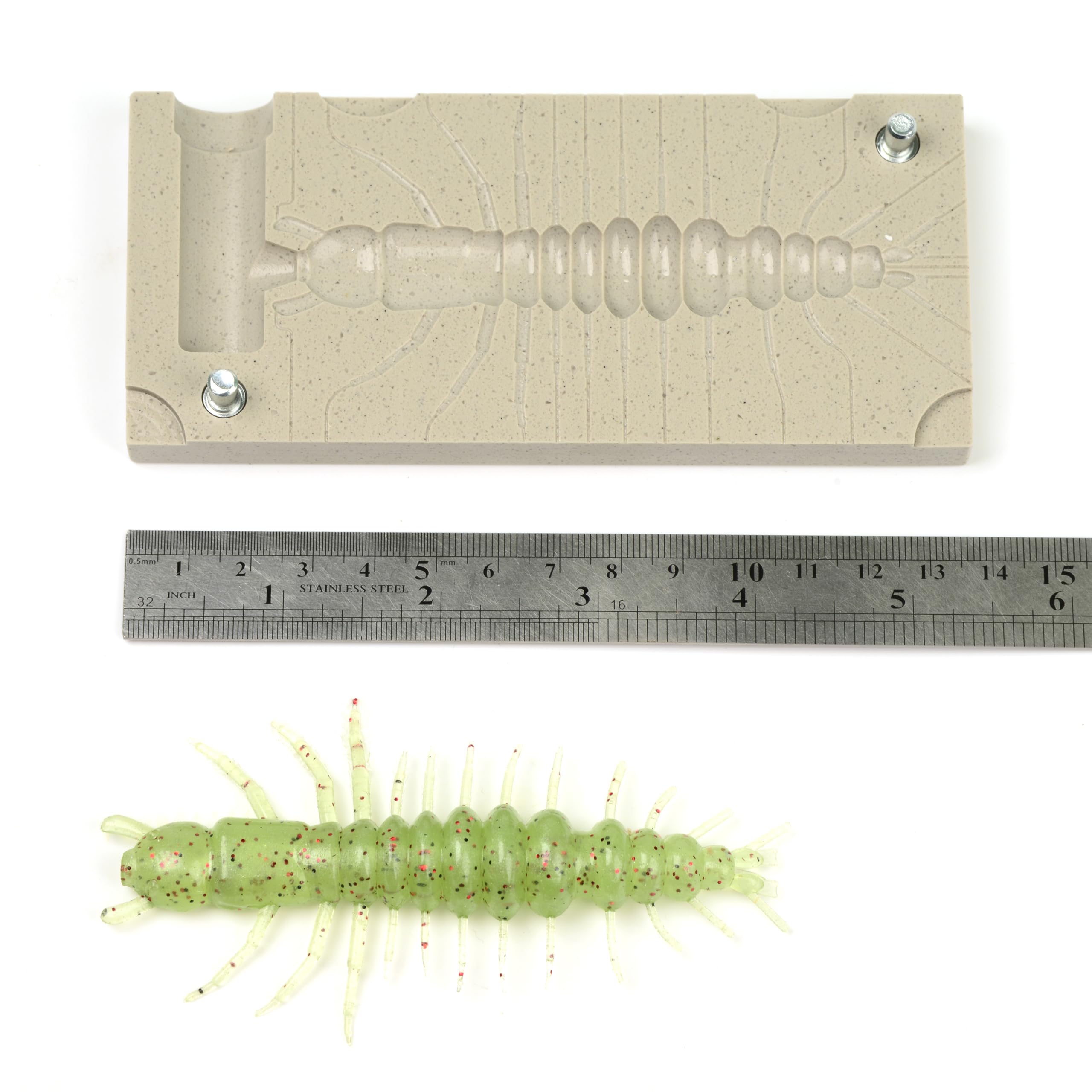 Best_nj beginner-friendly mold use demonstrates easy setup for aspiring lure makers.