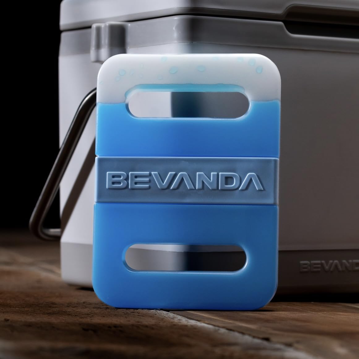 Bevanda magnetic ice pack in use inside lunch box ensures steady cooling.