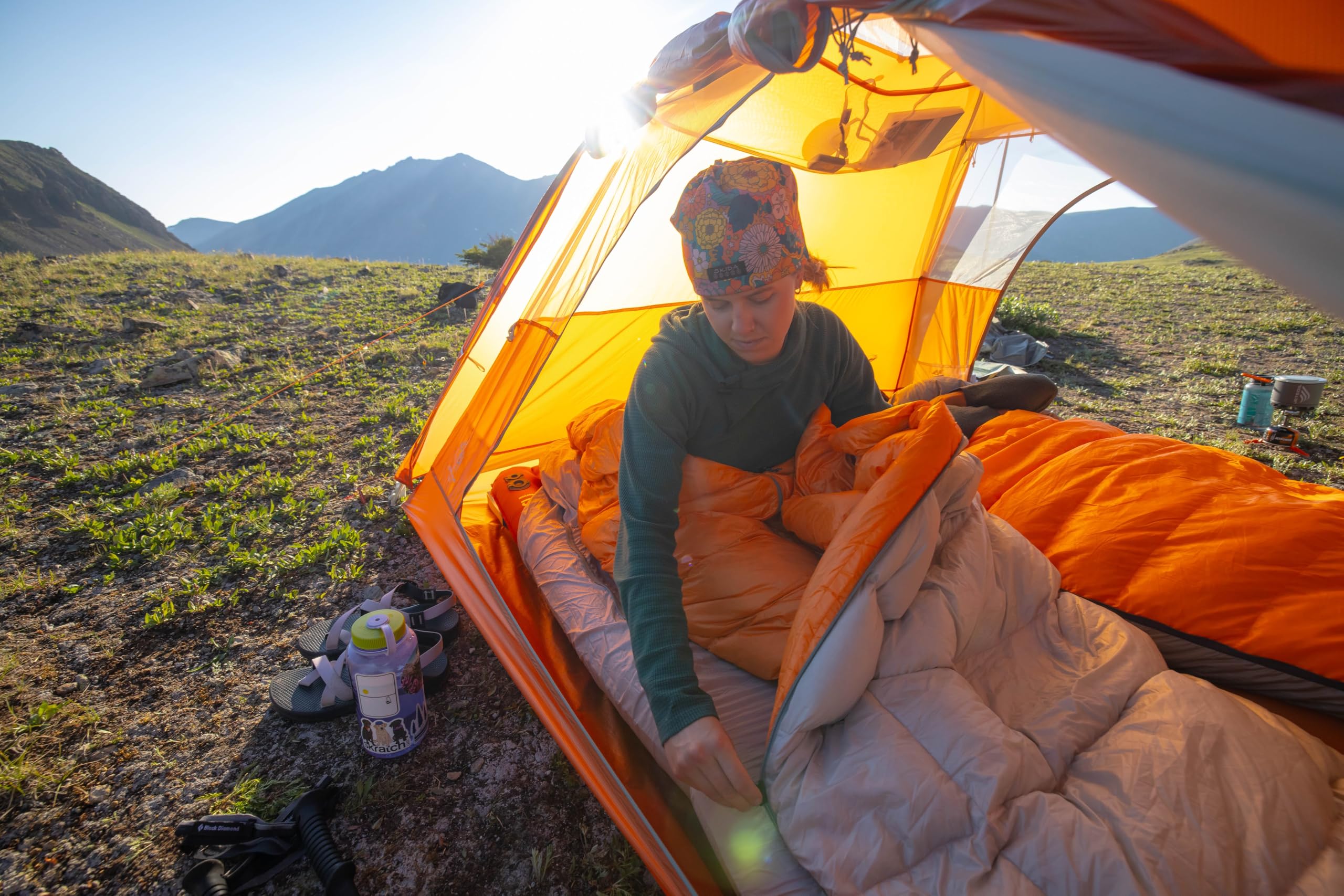 Big Agnes no-draft hood and zippers reduce drafts for cozy evenings.