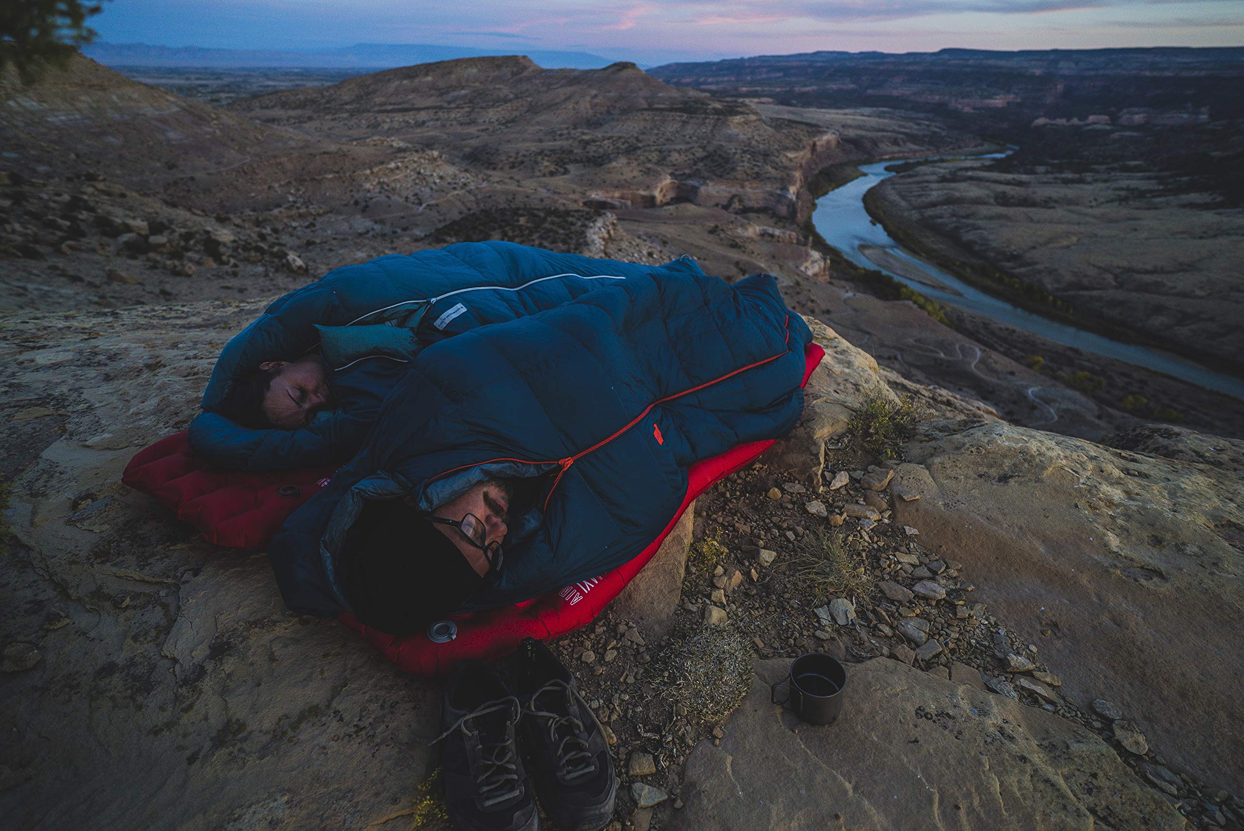 Jacket-style hood and hood cinch on the Sidewinder SL 20 seal out drafts