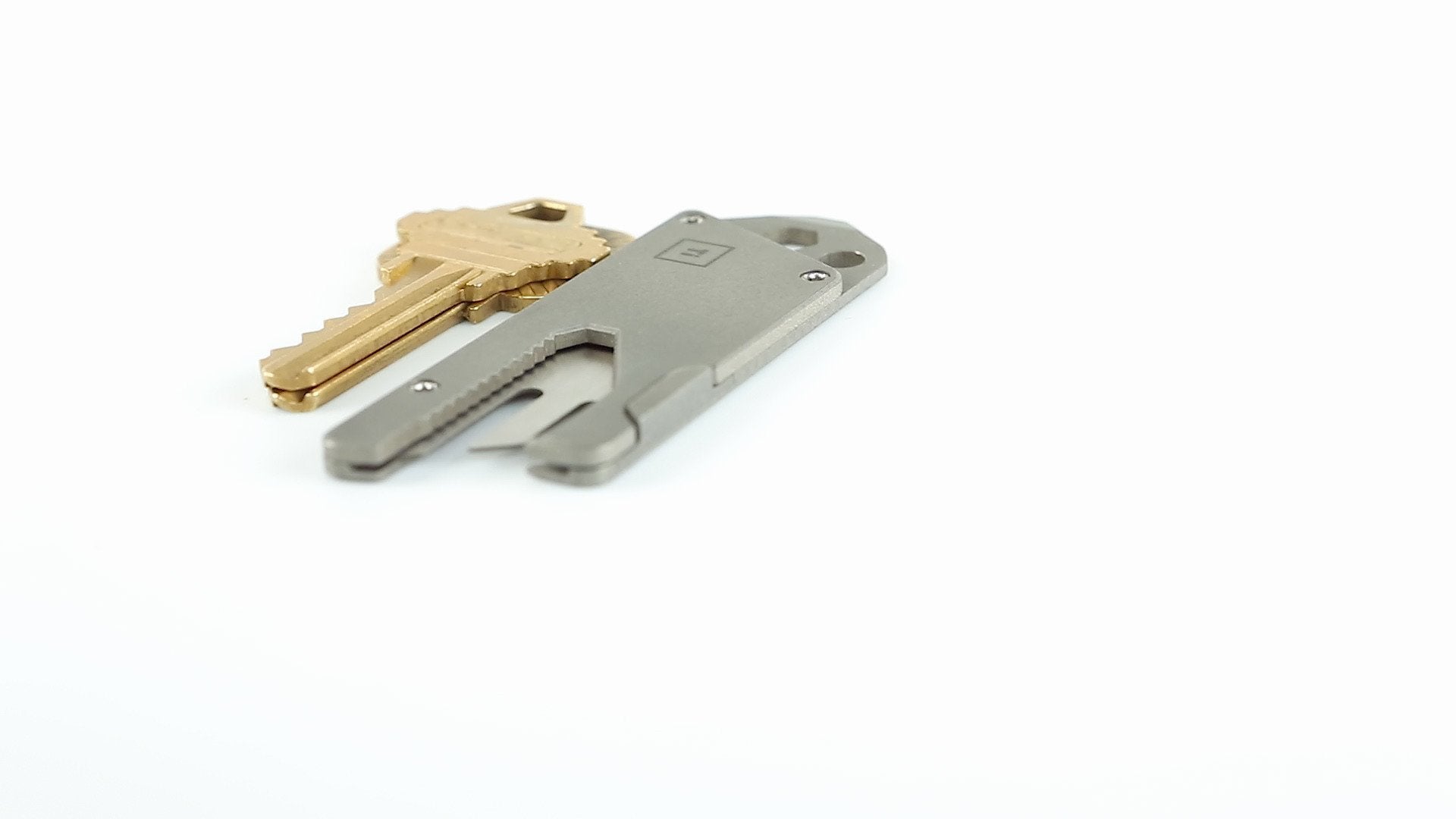 BIG IDEA DESIGN TPT 550 paracord lanyard opens to hold standard utility blades not included