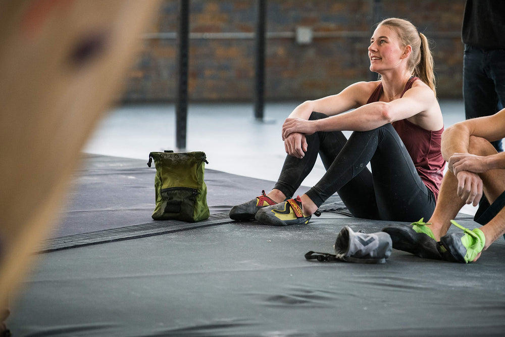 BLACK DIAMOND White Gold Loose Chalk improves moisture management during sweaty sessions.