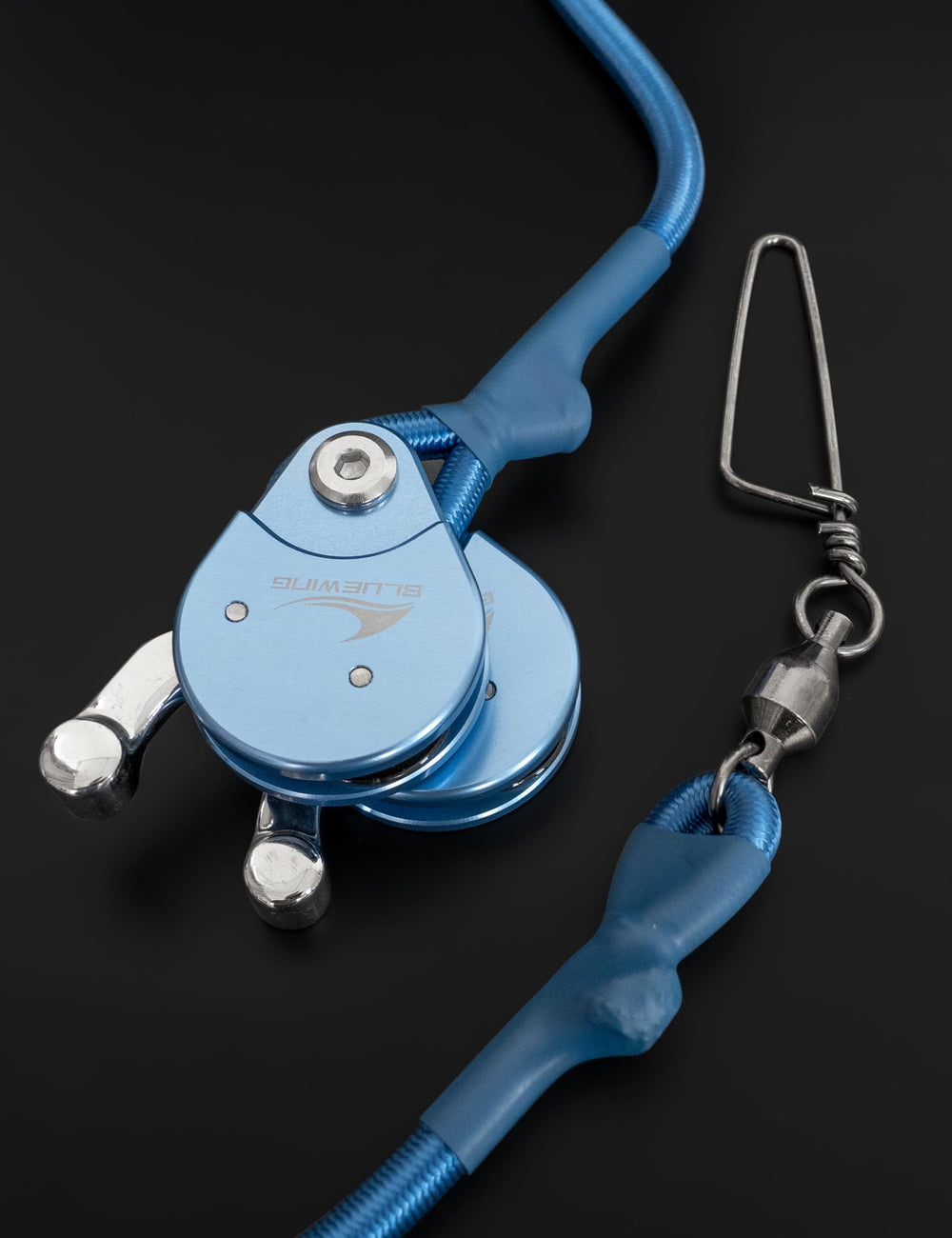 BLUEWING snap swivel close-up demonstrates 360-degree rotation to prevent tangling