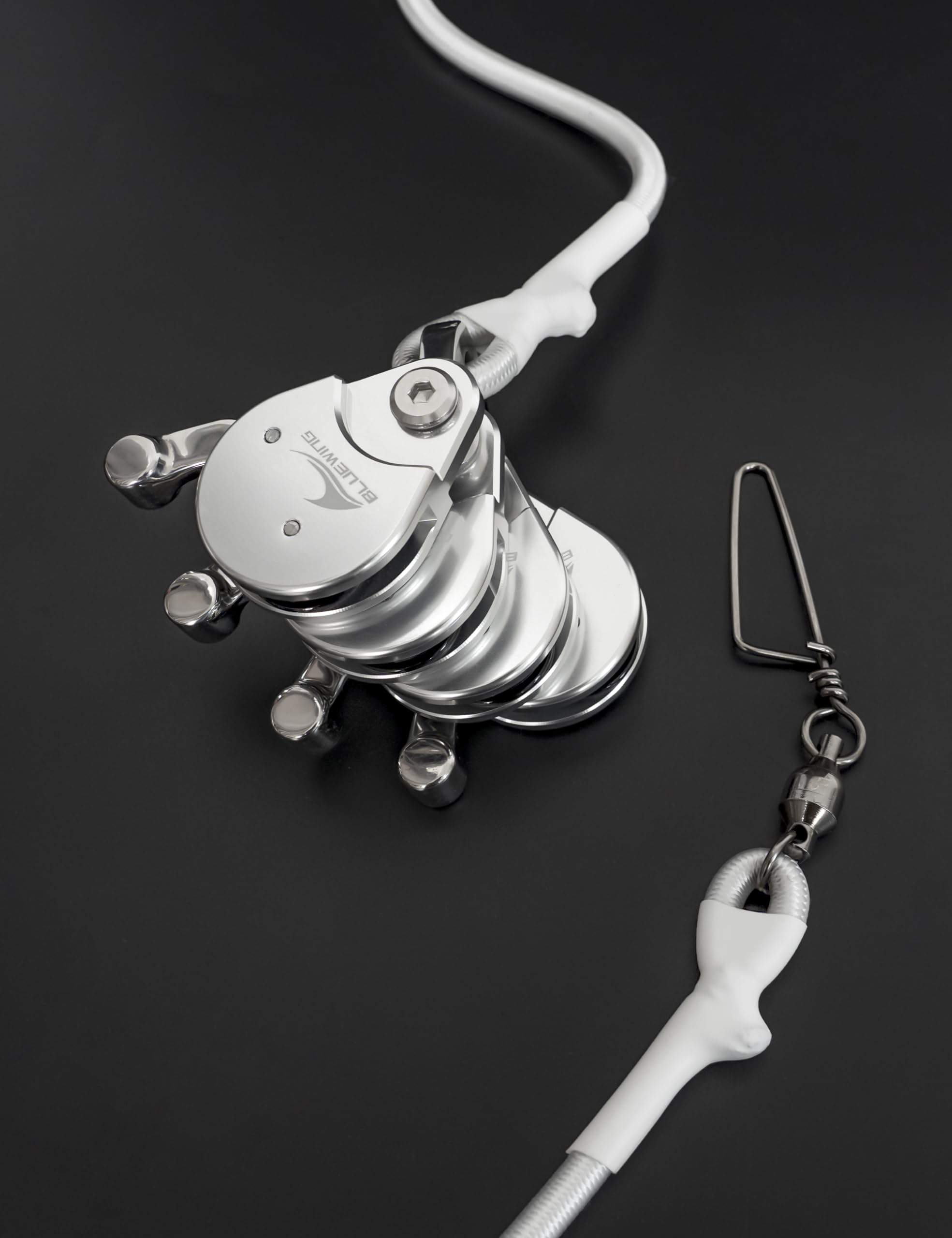 BLUEWING stainless steel snap swivel provides 360-degree rotation to prevent tangling