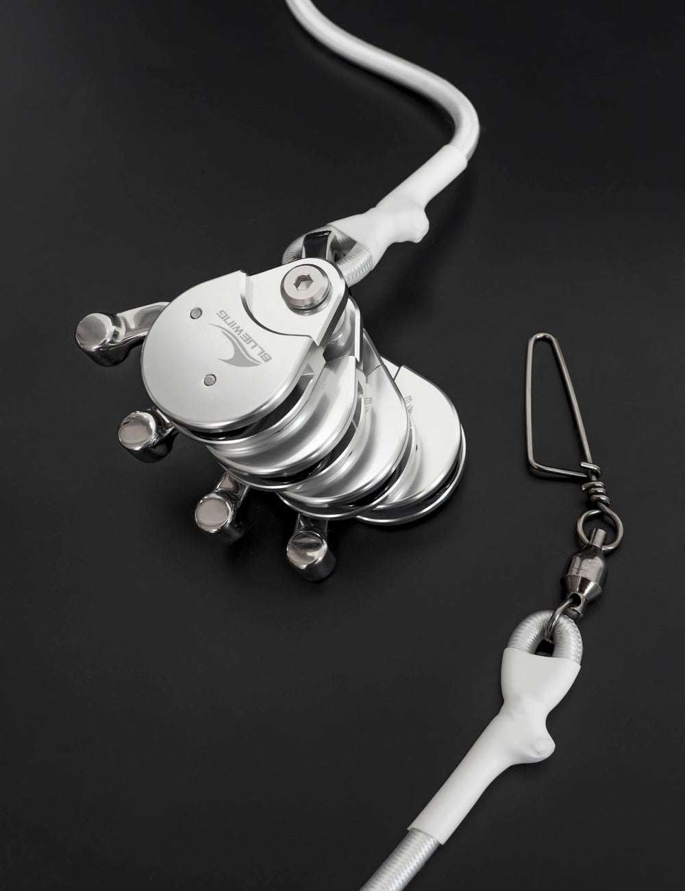 BLUEWING stainless steel snap swivel provides 360-degree rotation to prevent tangling