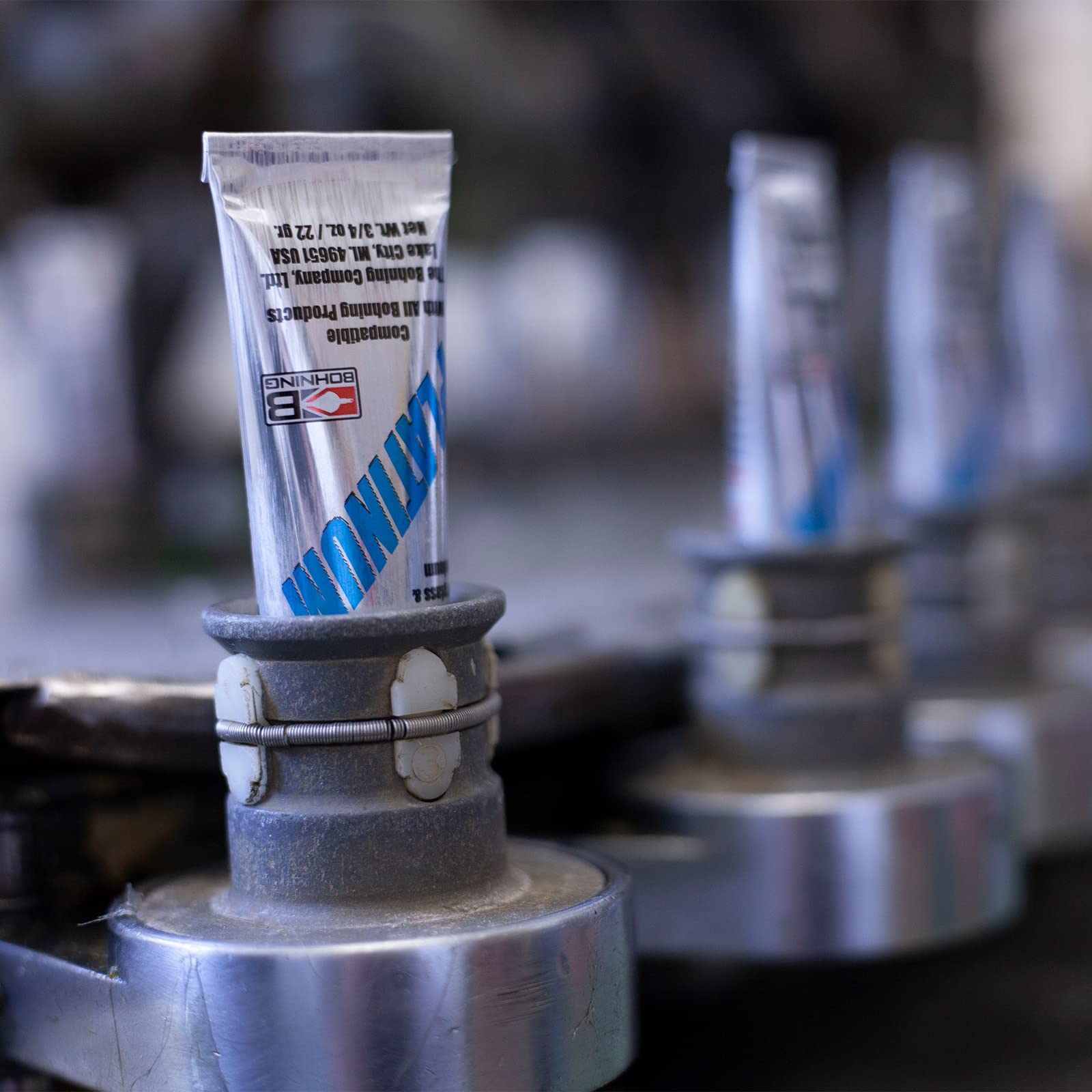 Bohning Platinum Fletch-Tite tube indicates 5-minute clamp time for fletching.