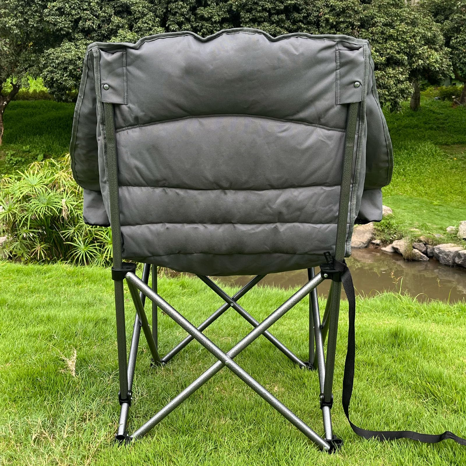 Bolosy chair features two mesh pockets for quick-access essentials.