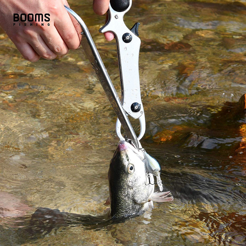 Serrated jaws gripping an embedded hook