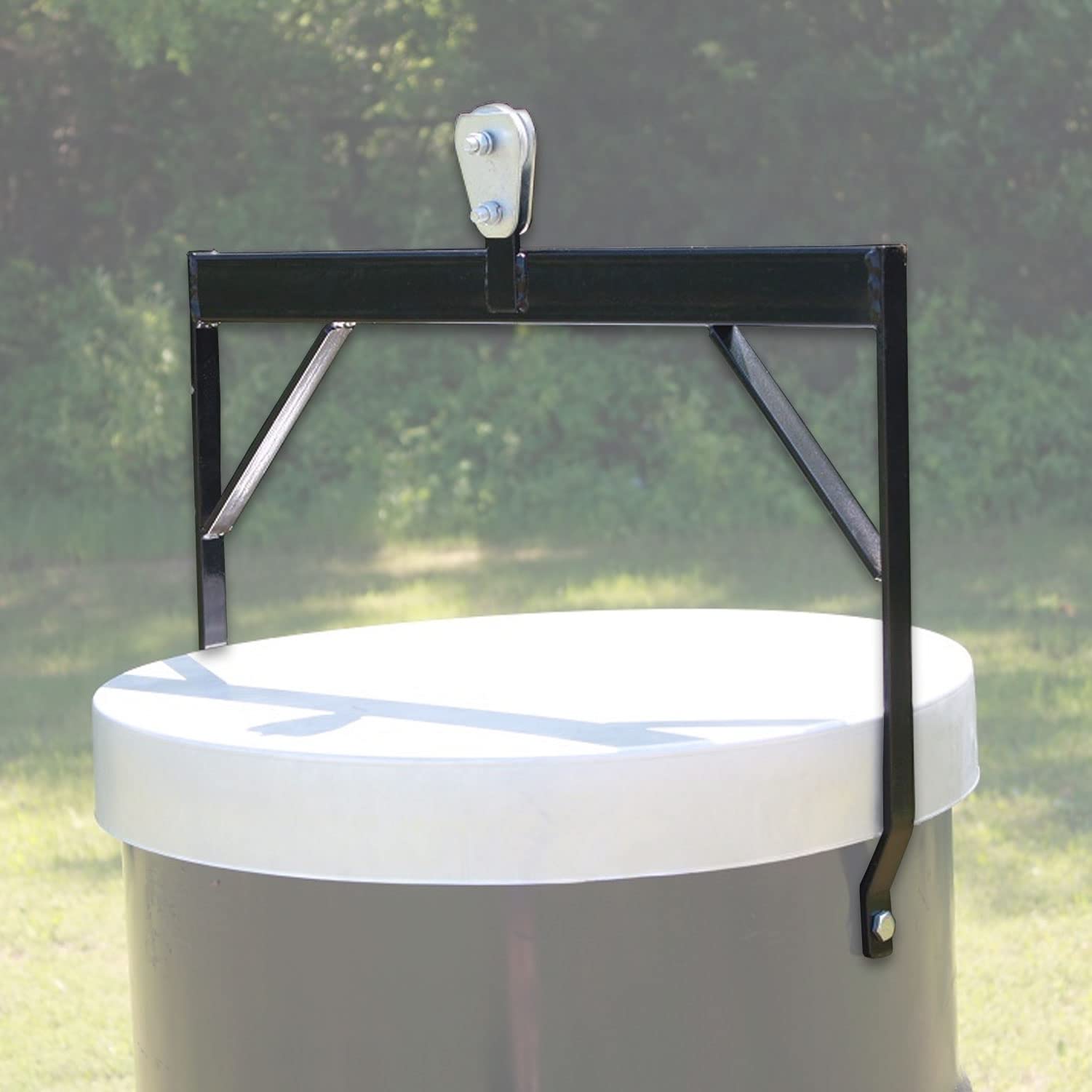 Boss Buck 1000 lb pulley included with hanging bail supports smooth, reliable feeding operations