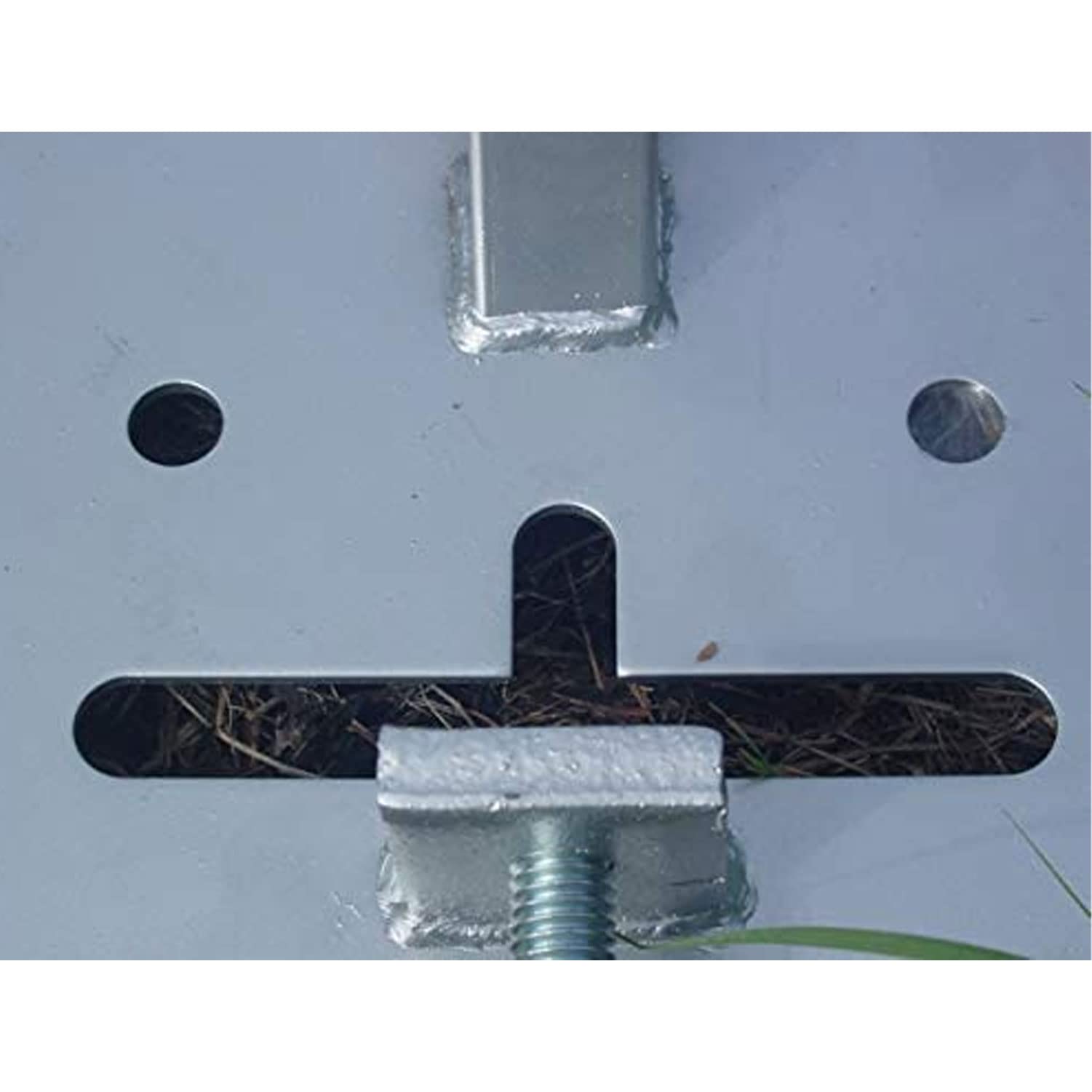 Boss Buck foot pad accepts pipes with ID 1.25 inches for versatility.