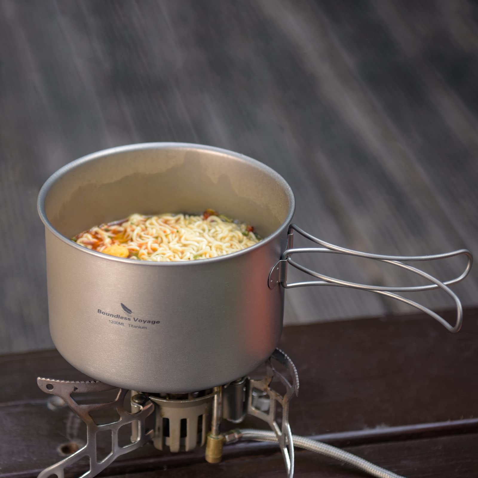 Boundless Voyage easy-clean titanium surface resists odors after meals.