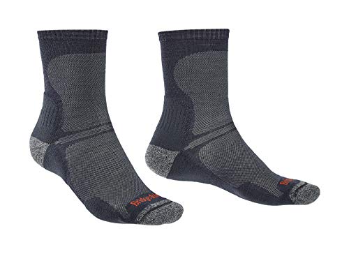 Bridgedale Ultra Light Crew Navy Y heel demonstrates secure heel fit.