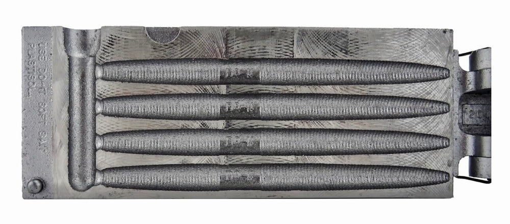BT Outdoors Do-It Molds Senko 6in 4-cavity mold shows a precise ribbed body for realistic bait replication