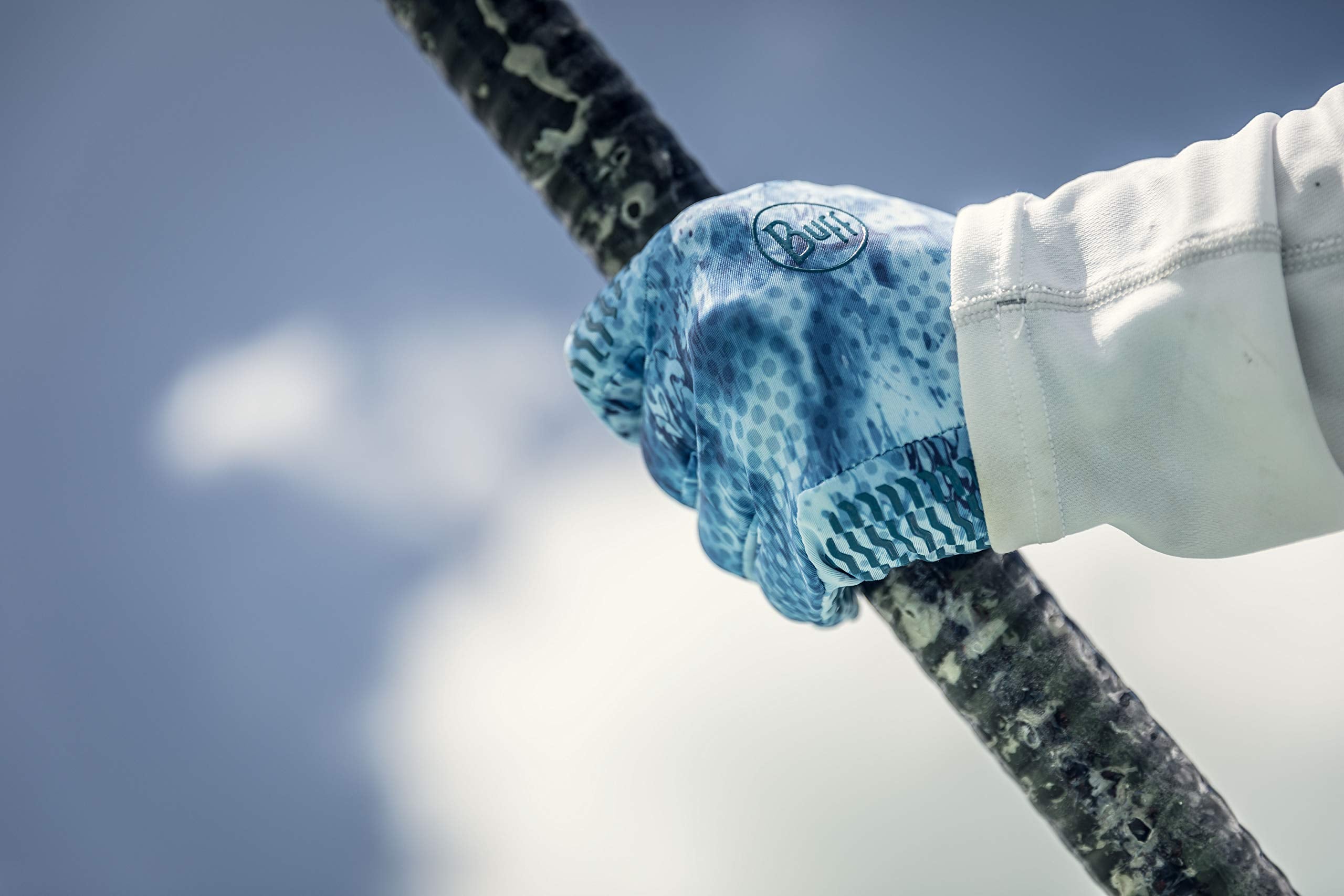 Three-quarter-finger design allows easy-on, easy-off when wet.