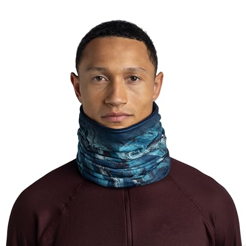 BUFF Polar reversible neckwarmer green, worn as neck warmer or headwear.