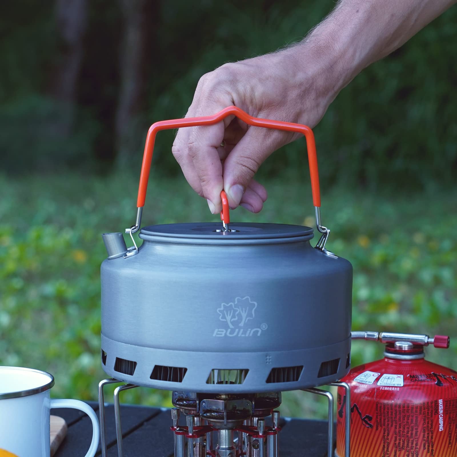 Bulin camping kettle insulated handle secures cool-to-touch grip during outdoor cooking.