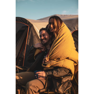 Bushnell 30F anti-snag zipper aids easy entry on cool nights.