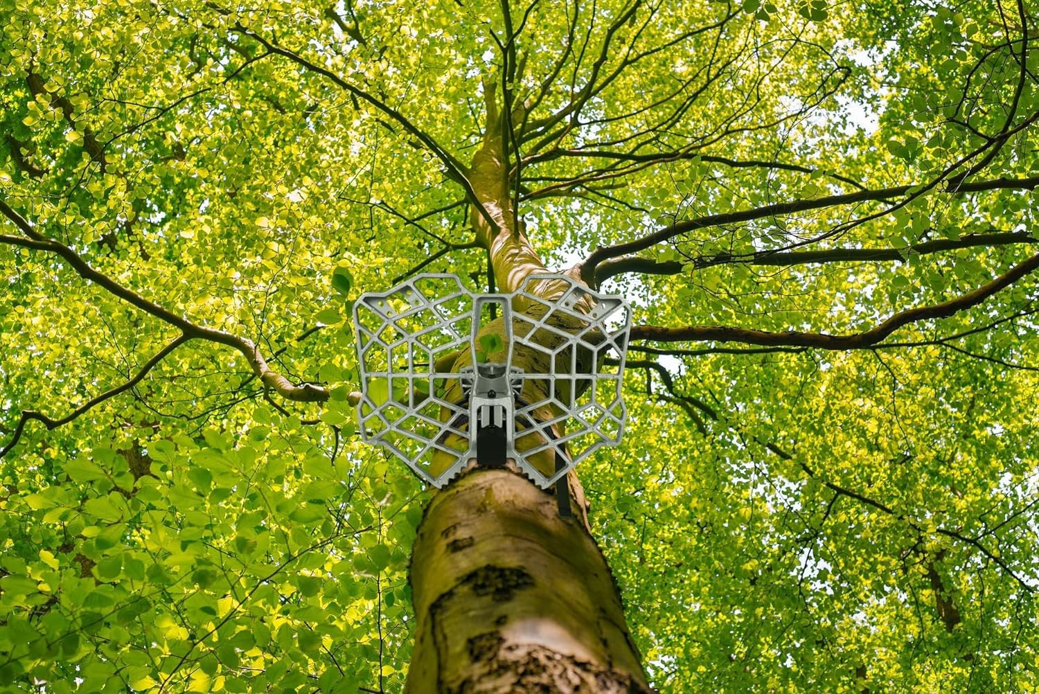 CAMOMAX saddle platform leveling system enables 35-degree adjustments for uneven trees