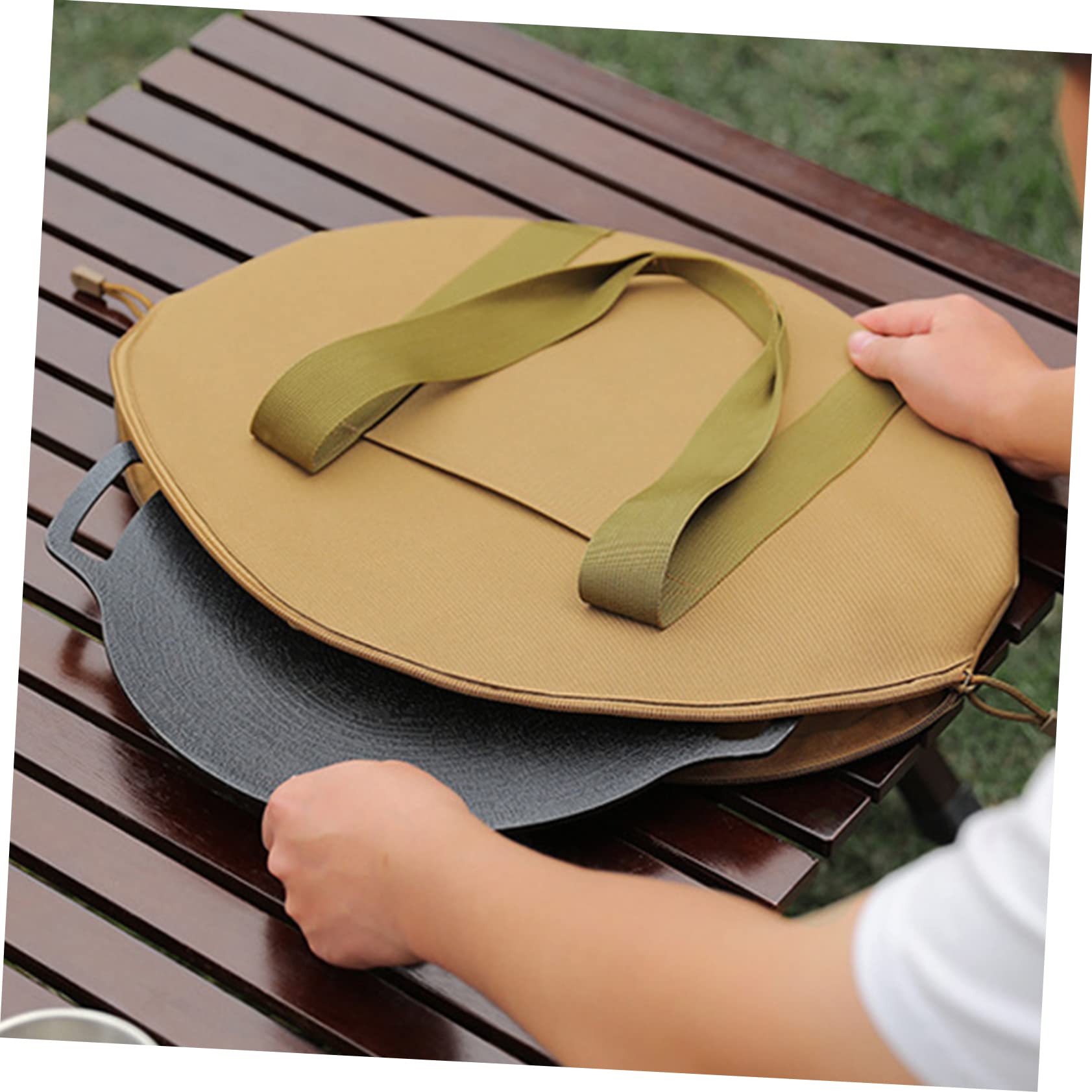 CHICAMPERA picnic storage keeps lunchware and pan securely packed.
