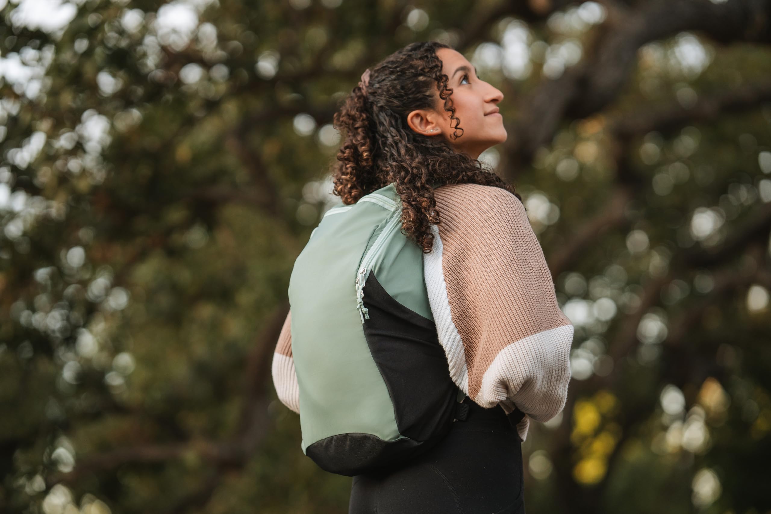 ChicoBag Travel Pack rePETe + Refine Sapphire sternum strap for added stability during strides.