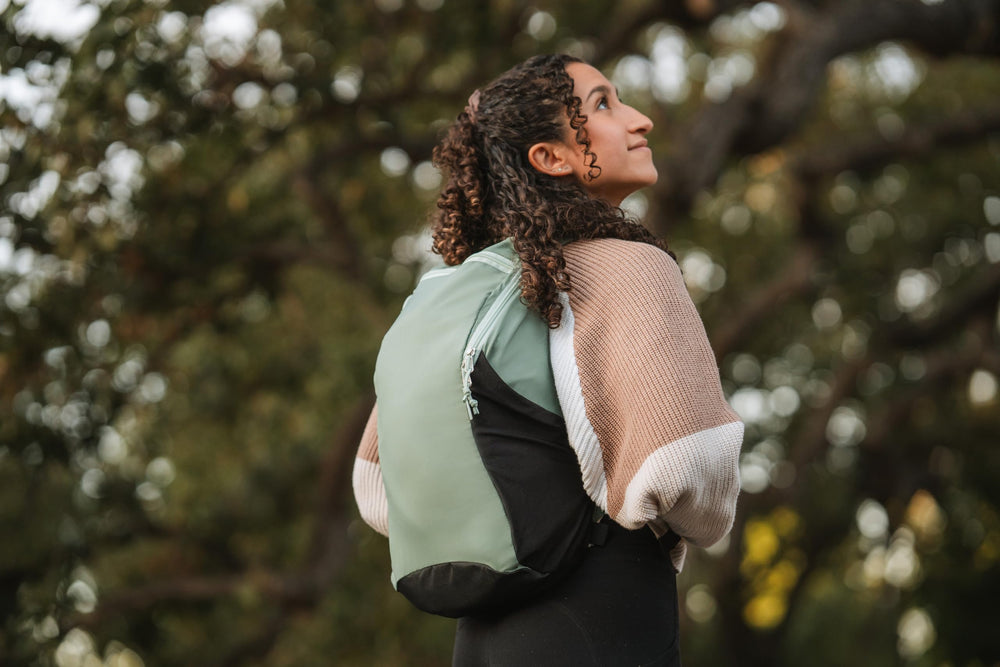 ChicoBag Travel Pack rePETe + Refine Sapphire sternum strap for added stability during strides.