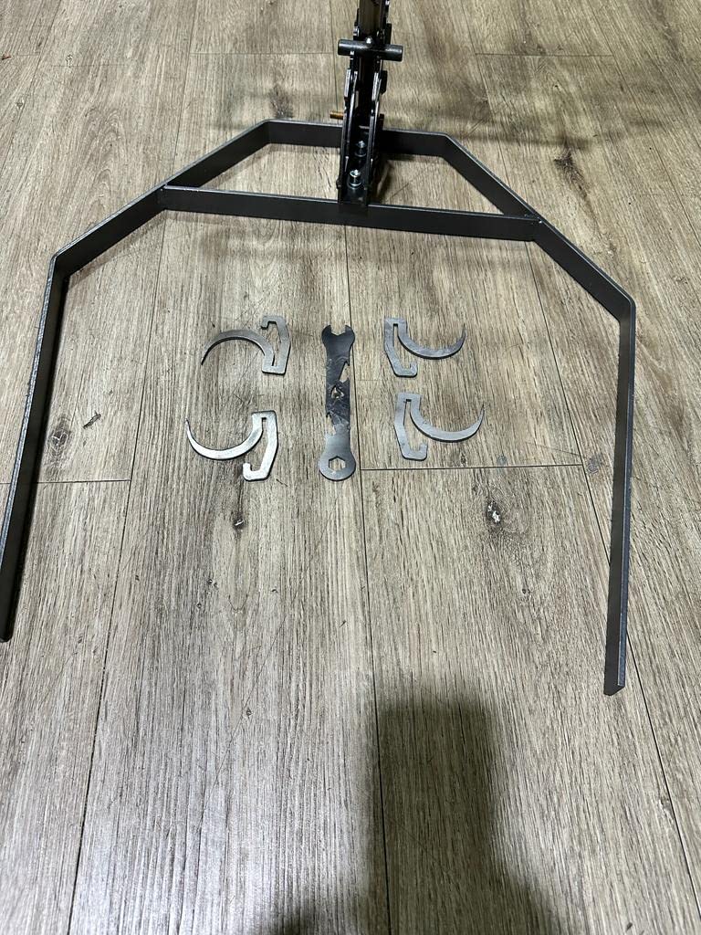 CHOLYS Grills TROMEN stake outdoor-use setup supports large meat roasts