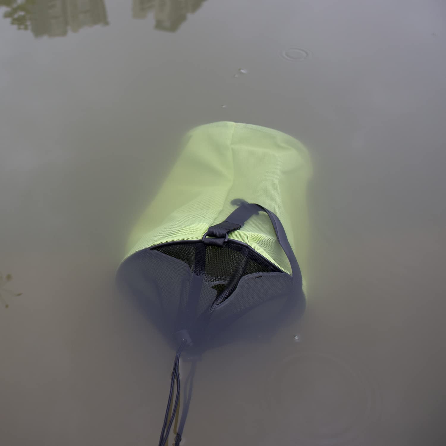 Bucket-compatible 5 gallon bait bag with mesh design