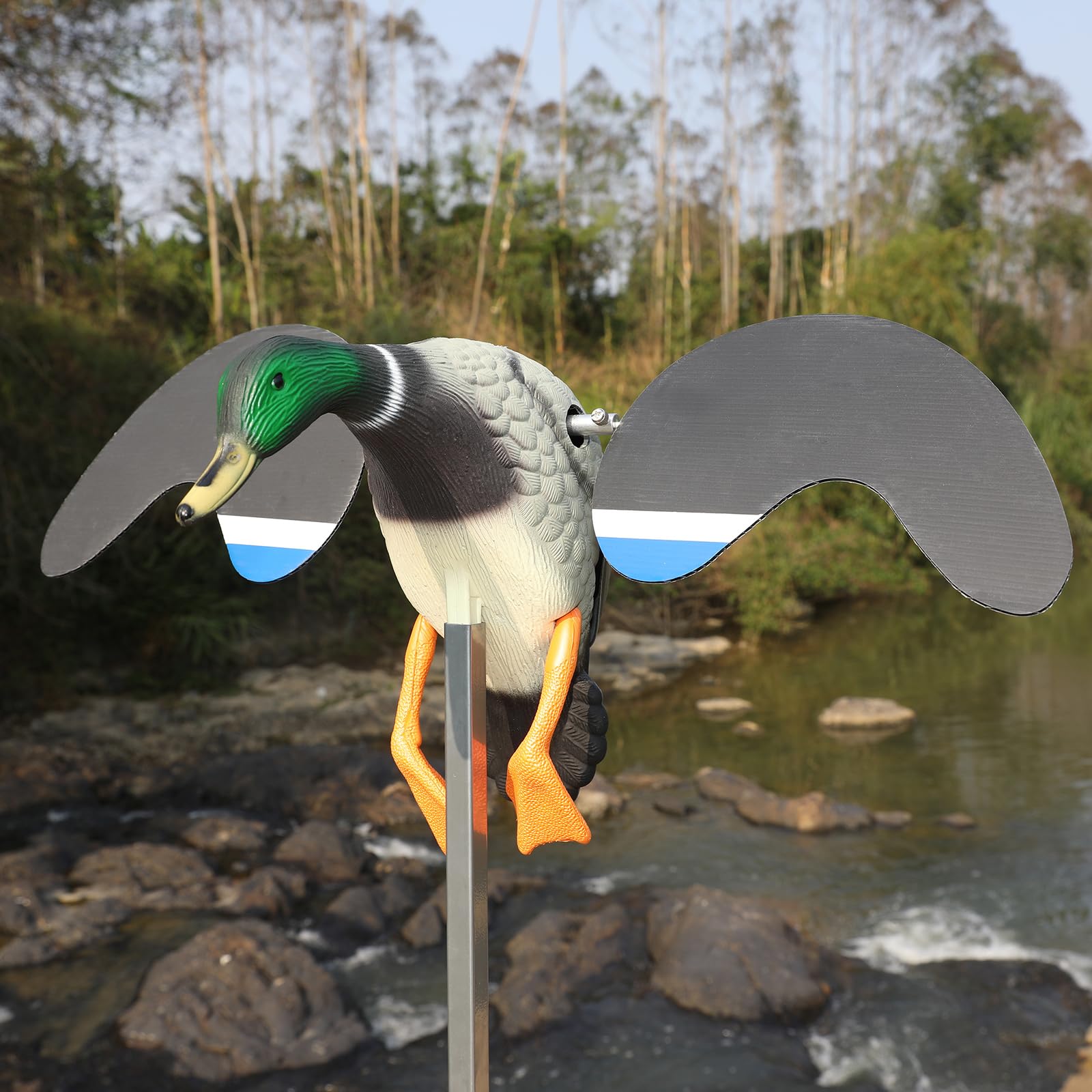 Cifavor Duck Decoys 360-degree flying-wing motion for realistic duck behavior.