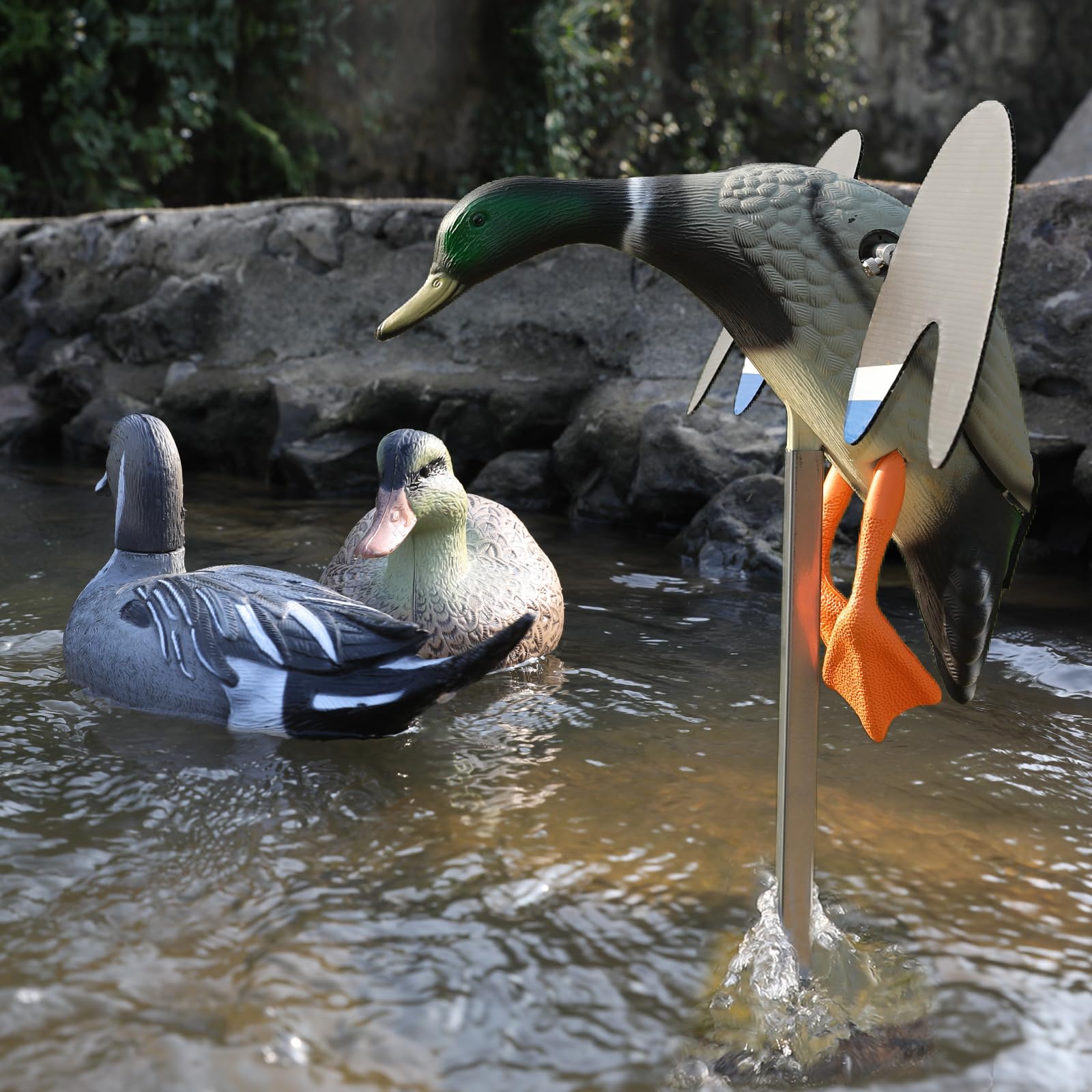 Cifavor Duck Decoys long-pole-design stabilizes water movement for lifelike action.