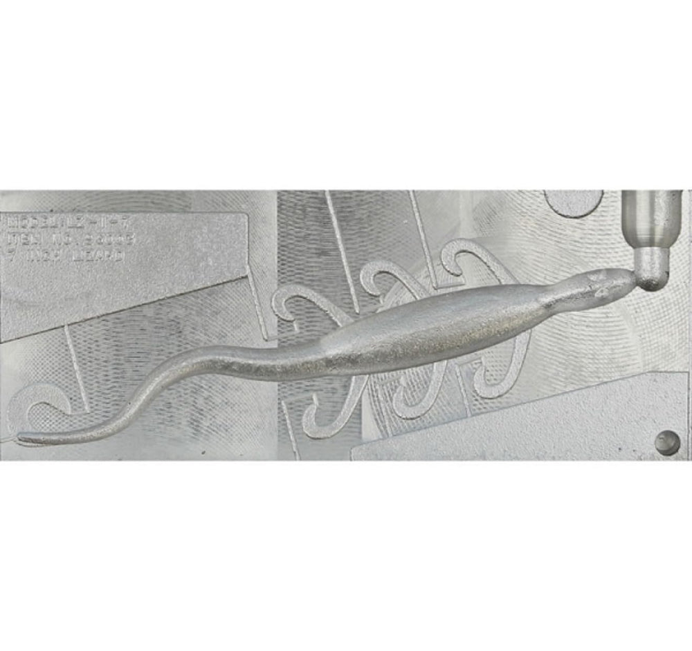 Circle B ES Lizard 7-in mold in use demonstrating 1-cavity design for quick lure production.