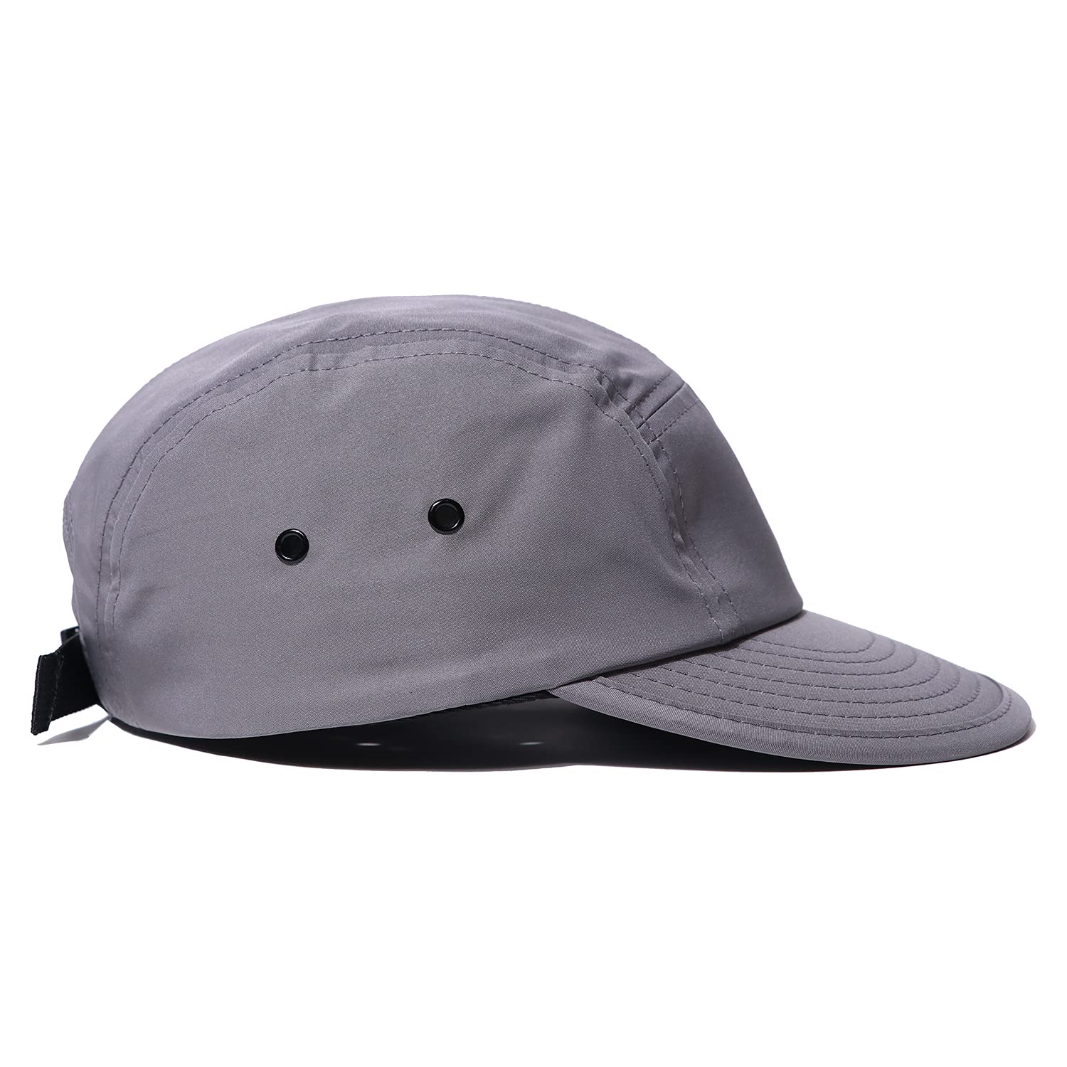 Casual outdoor style with CLAPE hat at the beach