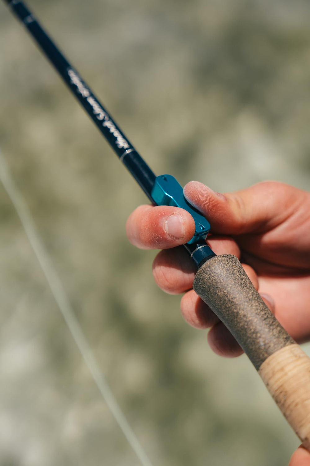 Cling Mag Grab Rod Rack blue in action mounted on gear